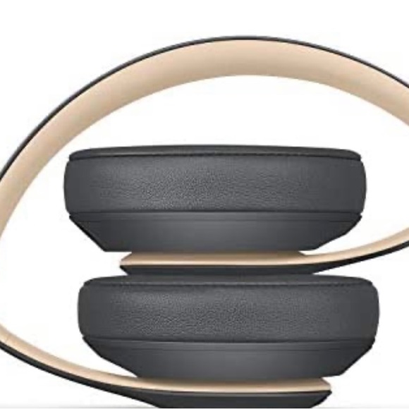 New in the box! Beats Studio3 Wireless Noise Cancelling Over-Ear Headphones - Picture 4 of 7